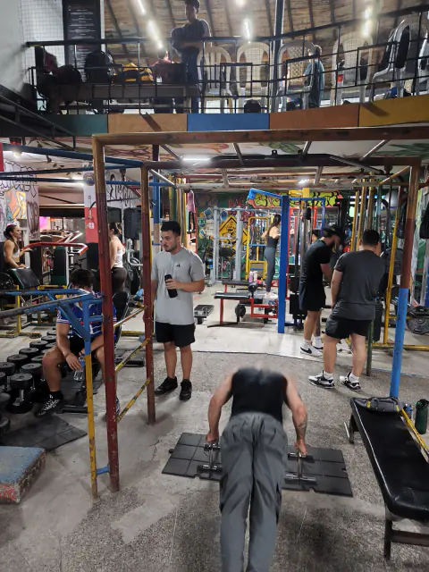 Sala de pesas de Magnum Gym con estructuras de colores y segundo piso